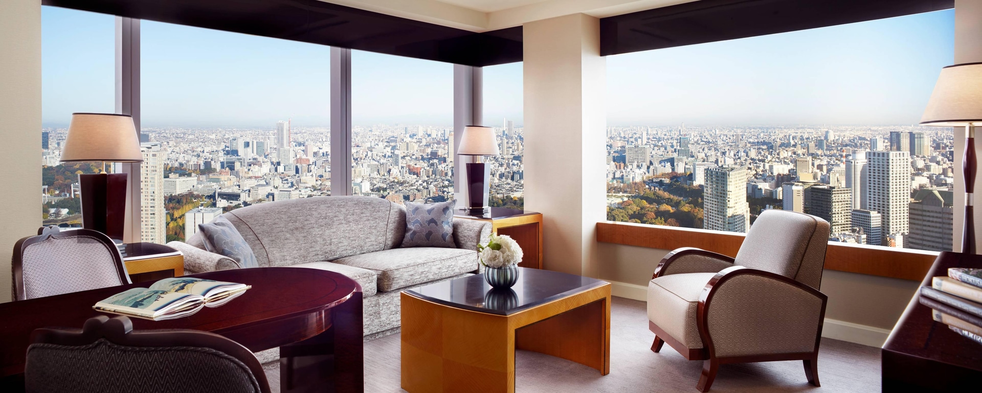 ザ・リッツ・カールトン東京 — 港区赤坂 · 角部屋スイートのリビングと上層階からの都心の眺め