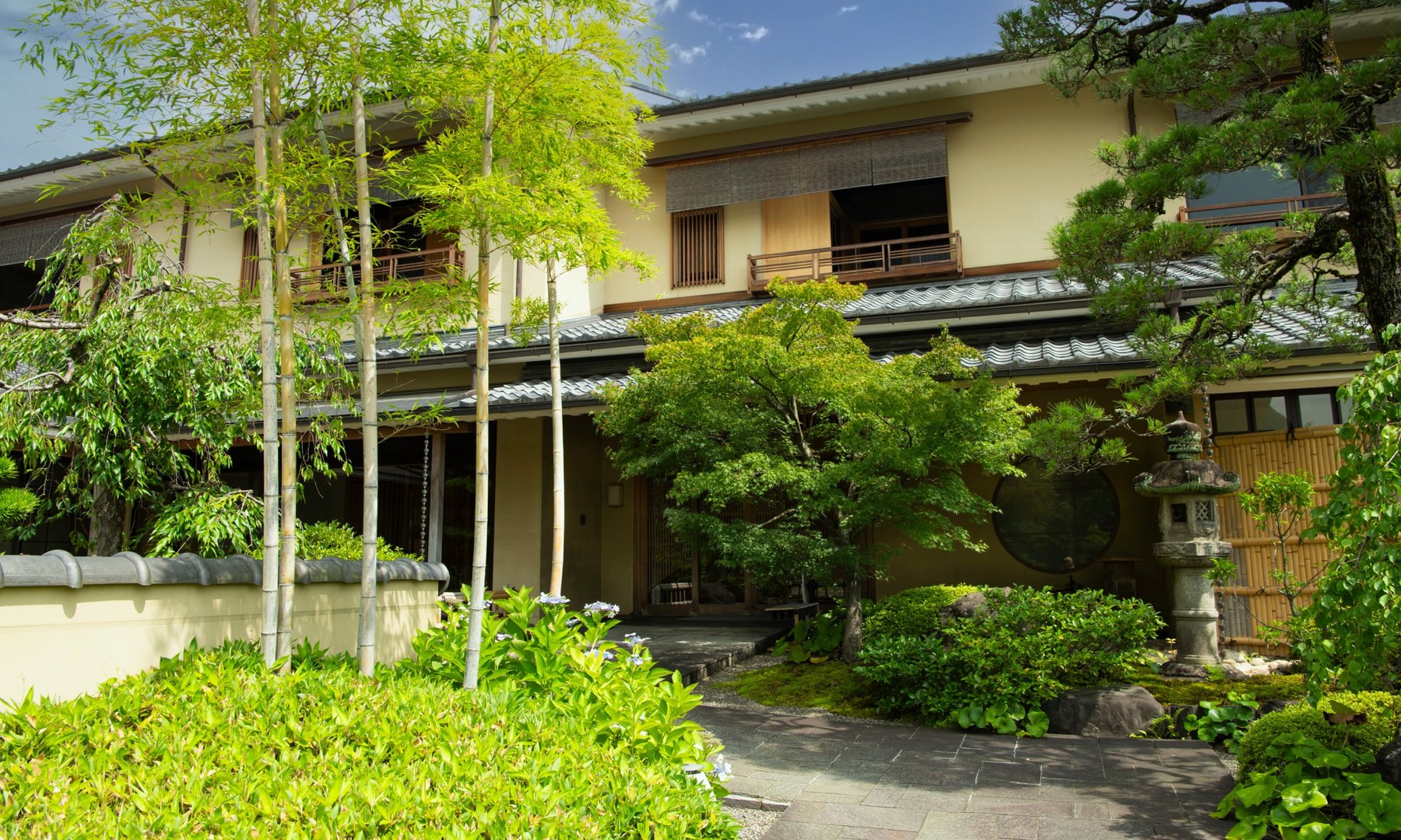 旅亭 嵐月 — 京都・嵐山 · 大堰川のそばに建つ料理旅館の門構えと庭