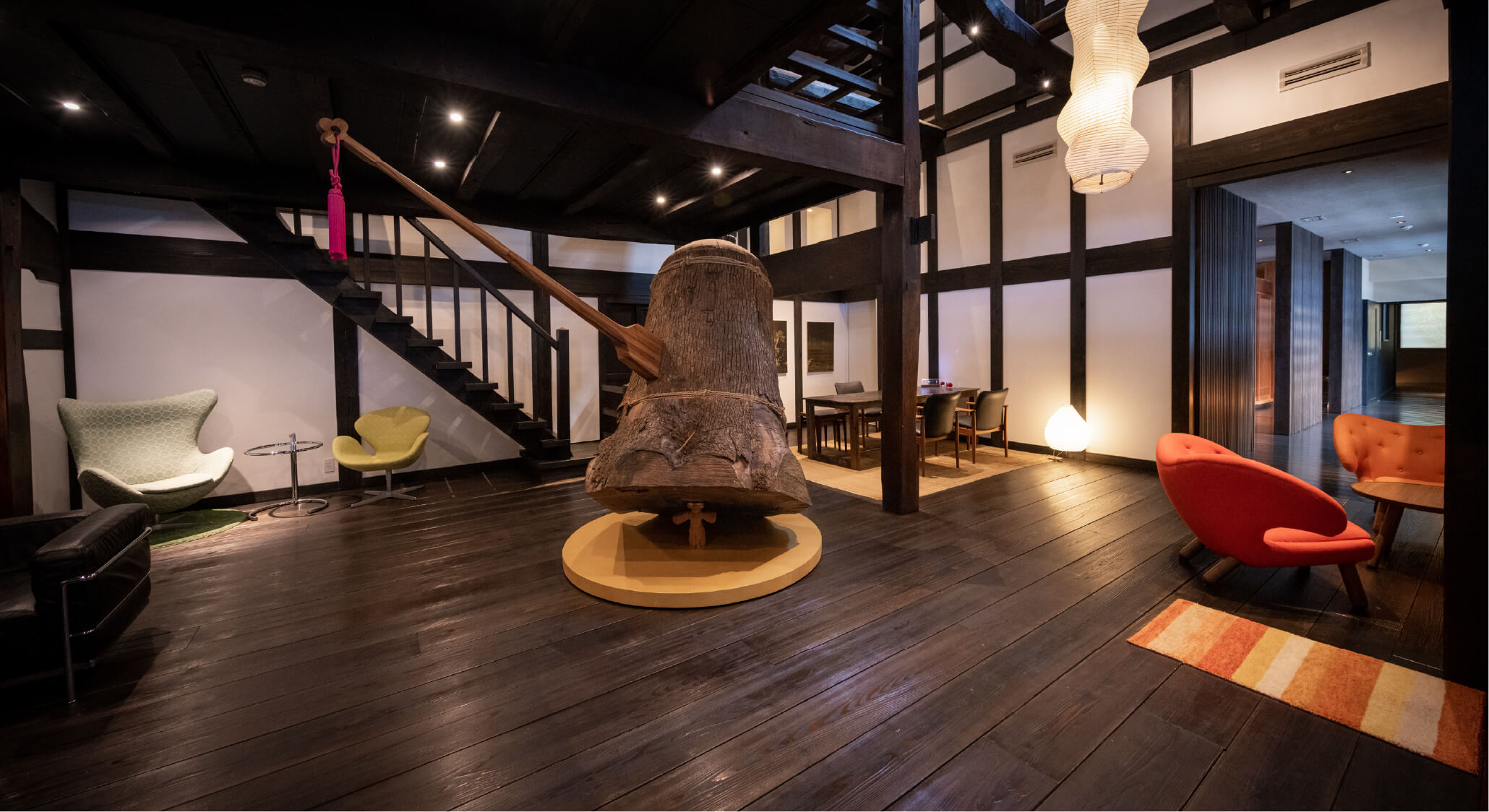 里山十帖 — 南魚沼市大沢 · 築約150年の古民家を使ったレセプション棟のロビーと吹き抜け