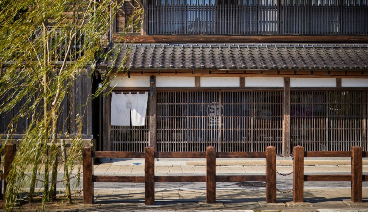 佐原商家町ホテル NIPPONIA — 香取市佐原 · 小野川沿いの柳と格子戸の商家建築