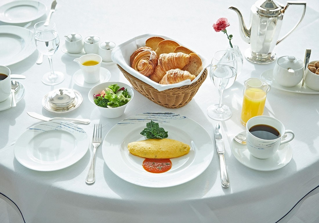 志摩観光ホテル ザ ベイスイート — フレンチ「ラ・メール」の朝食 · オムレツとパンが並ぶテーブル