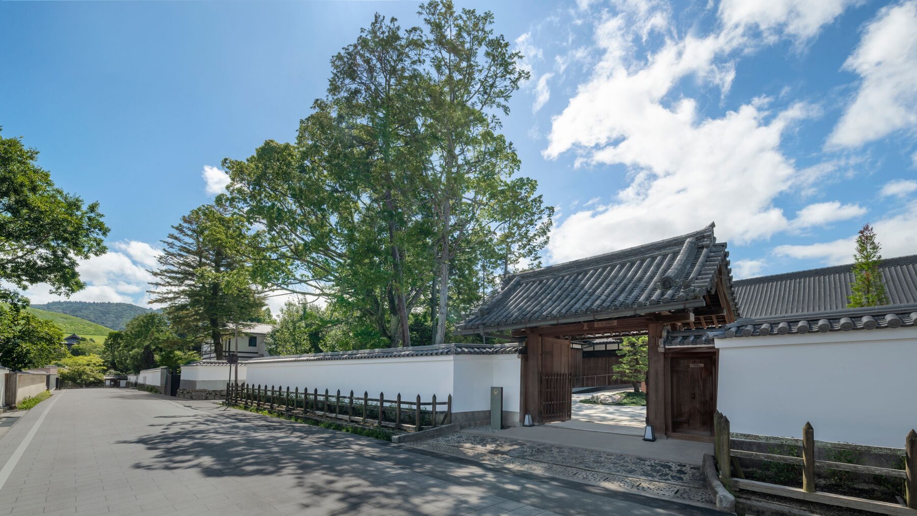 紫翠 ラグジュアリーコレクションホテル 奈良 — 奈良市登大路町 · 旧奈良県知事公舎を再生した瓦屋根の門と白壁