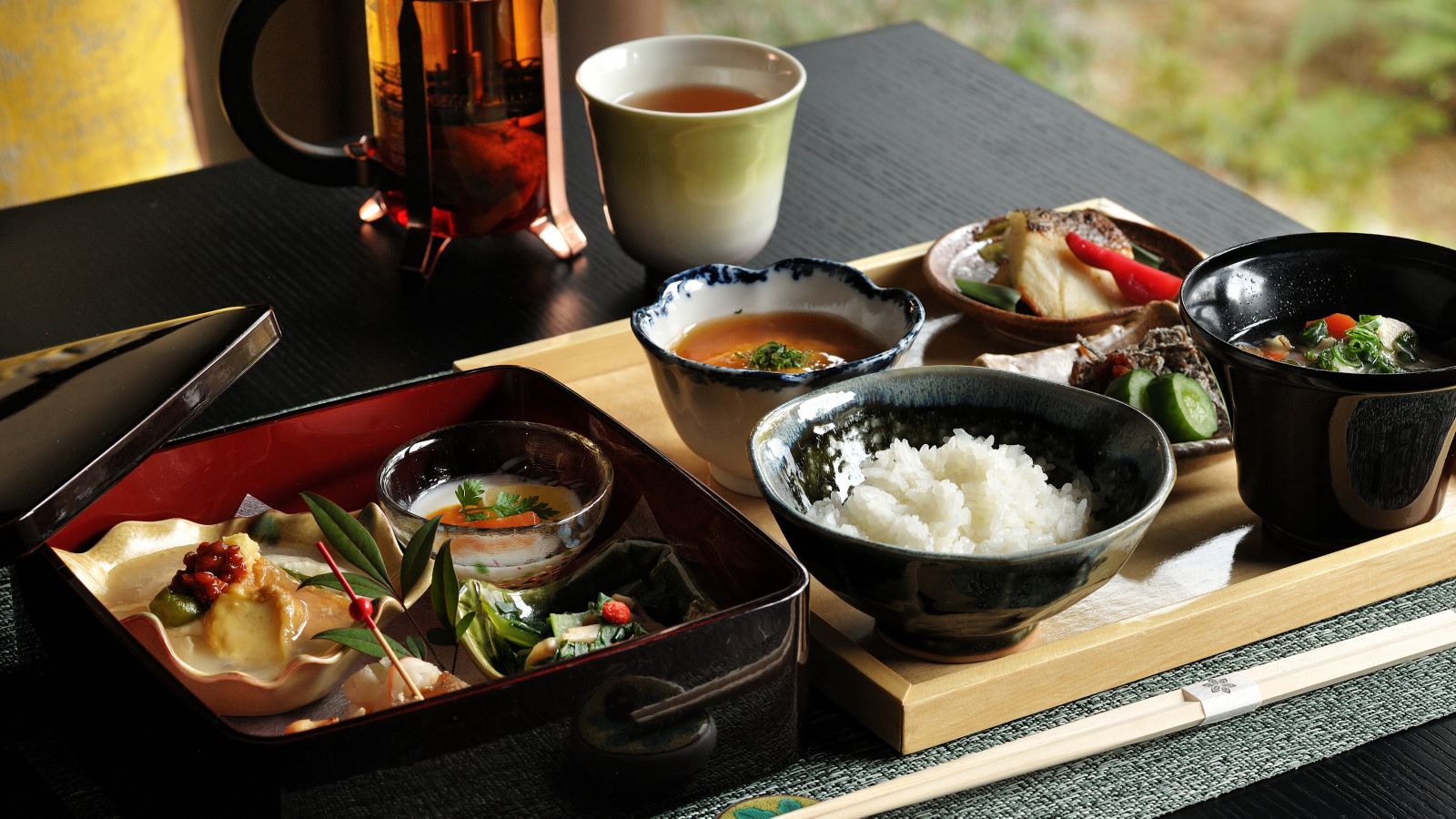 紫翠 ラグジュアリーコレクションホテル 奈良 — レストラン「翠葉」 · 膳のスタイルで出される朝食