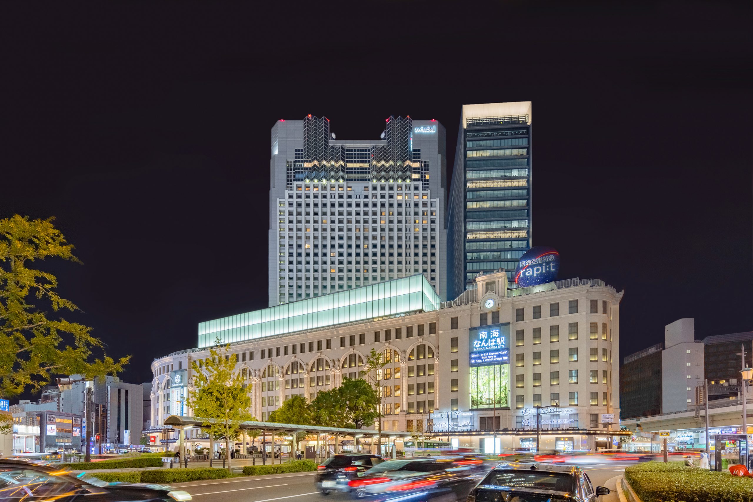 スイスホテル南海大阪 — 大阪・なんば · 南海なんば駅の真上に建つ36階建てタワーの夜景