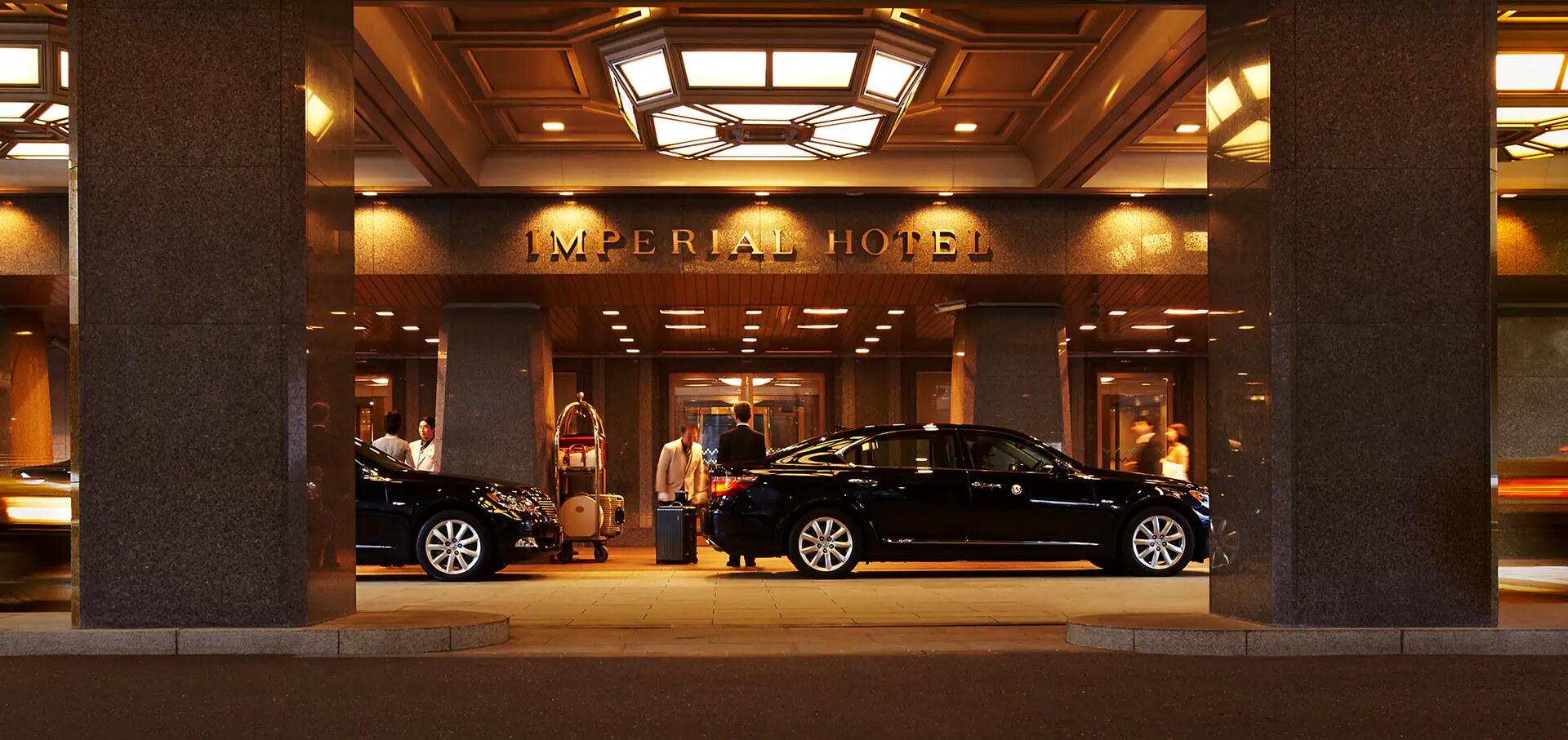 帝国ホテル東京 — 千代田区内幸町 · 本館正面玄関の車寄せと「IMPERIAL HOTEL」の銘板