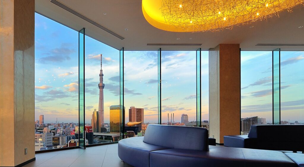 THE GATE HOTEL 雷門 by HULIC — 東京都台東区・浅草 · 東京スカイツリーを望むガラス張りのラウンジ空間