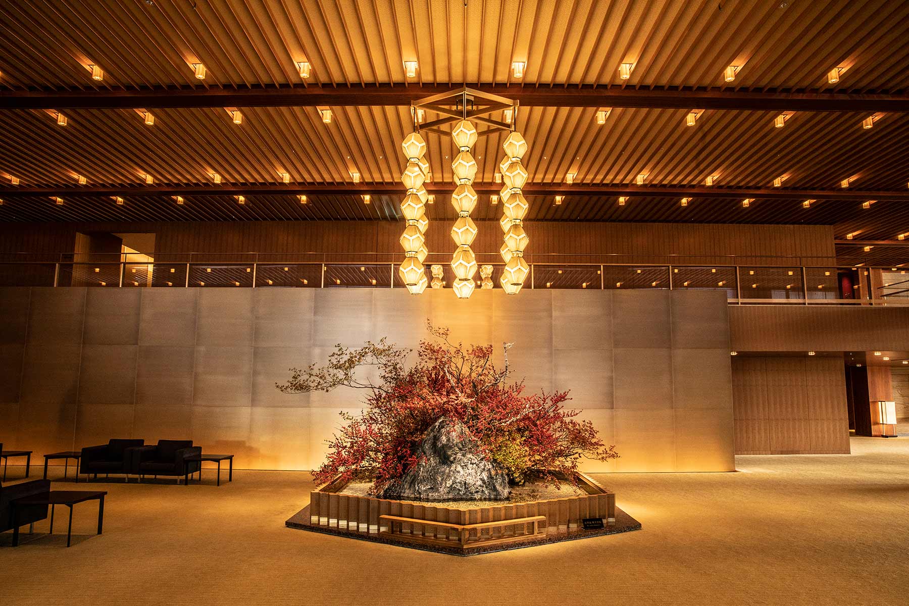 The Okura Tokyo — 港区虎ノ門 · 六角形の切子玉形照明が下がるプレステージタワーのロビー