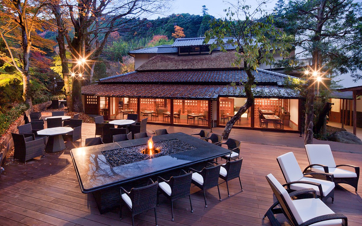 東府や Resort&Spa-Izu — 伊豆市吉奈 · 吉奈川沿いの敷地に建つ食事棟とテラス、夕暮れの庭木