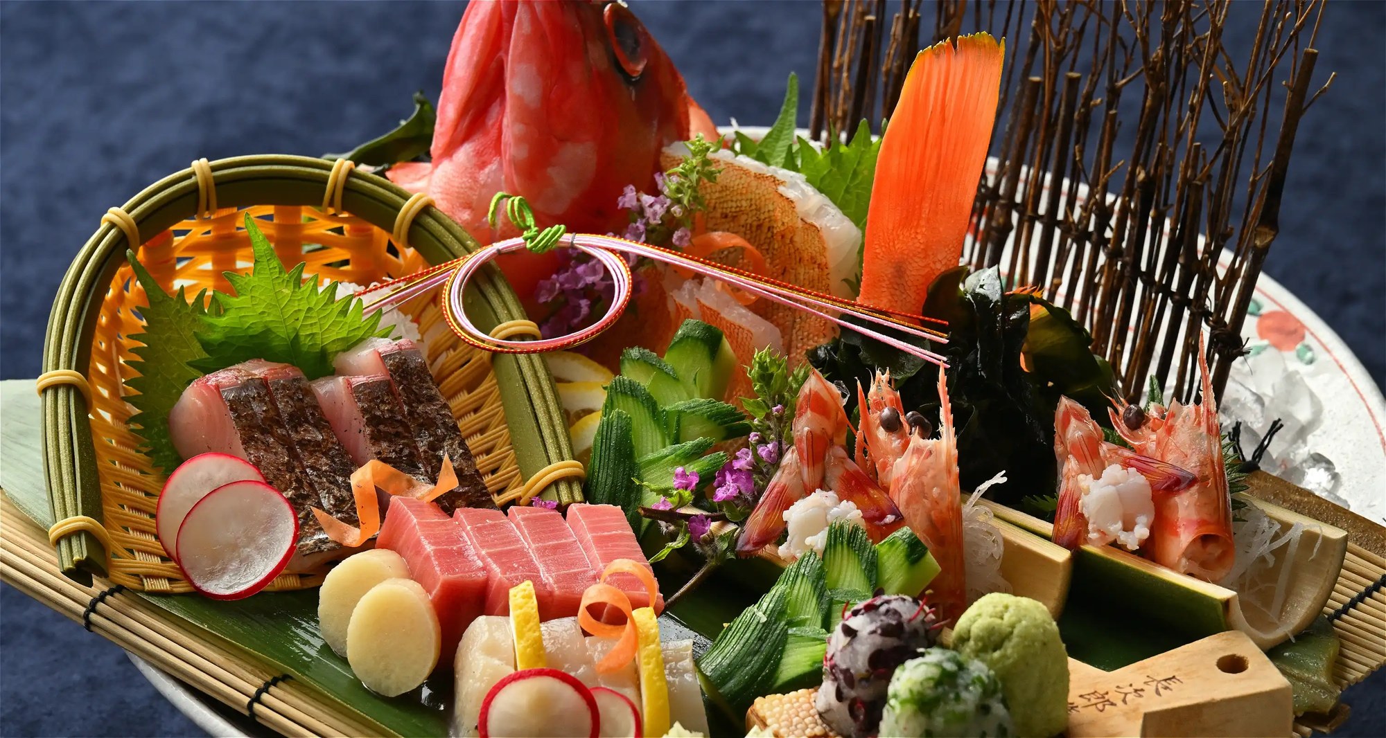 東府や Resort&Spa-Izu — 公式サイトのお食事ページに掲載された、伊豆近海の魚介を盛り合わせたお造り