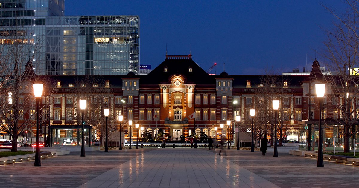 東京ステーションホテル — 東京都千代田区・丸の内 · 夕暮れにライトアップされた丸の内駅舎
