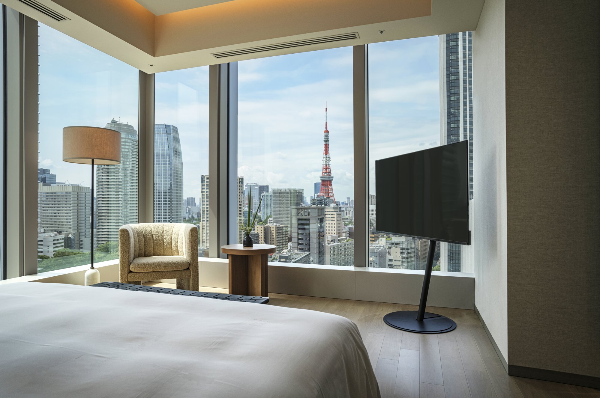 ホテル虎ノ門ヒルズ — 東京・虎ノ門 · 東京タワーを窓越しに望むデラックス コーナー スイートの寝室