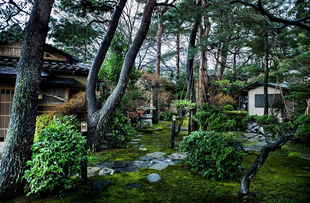 山乃尾 — 石川・金沢東山 · 1890年創業の料亭旅館、松と苔の庭に離れ座敷が点在する敷地