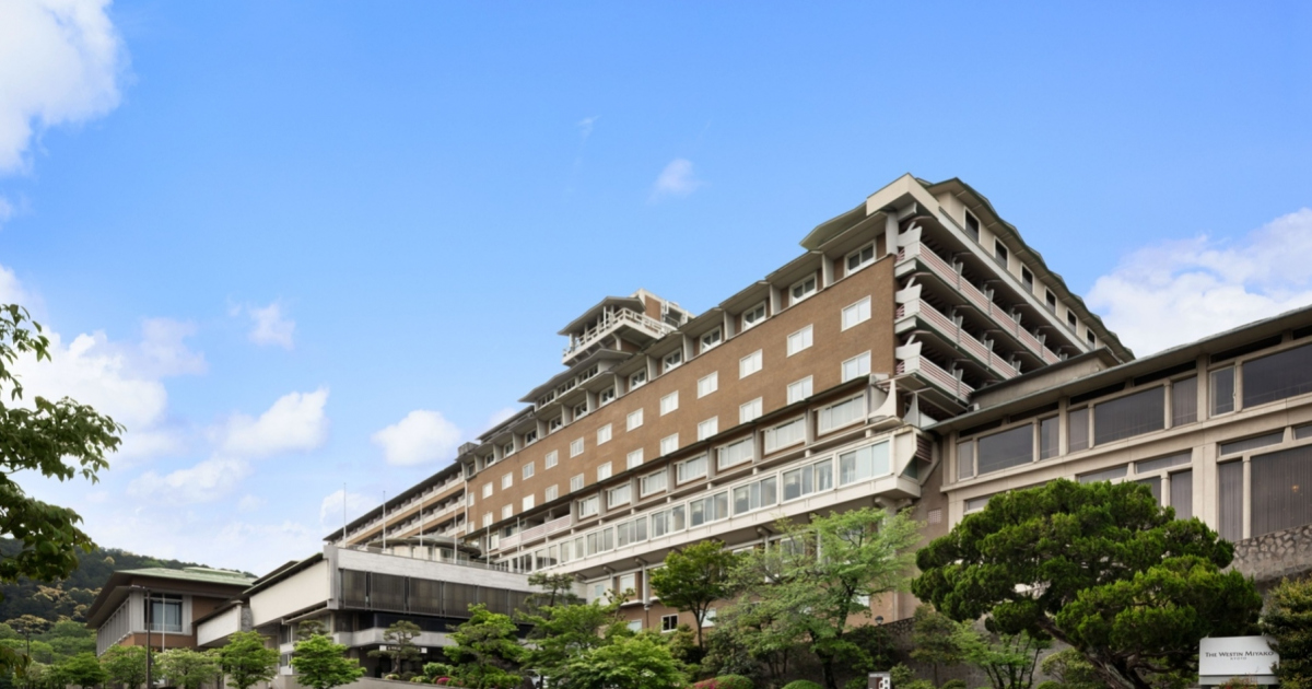 ウェスティン都ホテル京都 — 京都市東山区・蹴上 · 東山の斜面に建つ全266室のホテル外観
