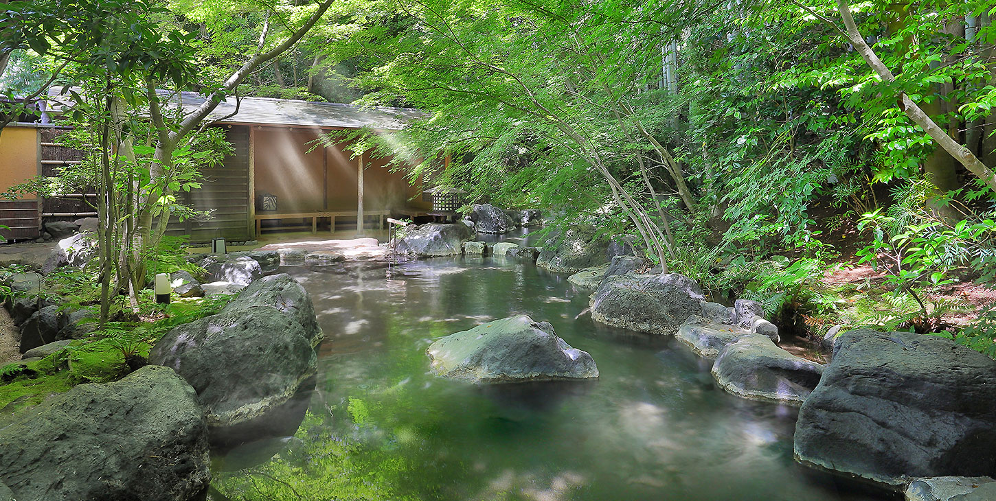 伊豆修善寺温泉 柳生の庄 — 静岡県伊豆市修善寺 · 竹林と紅葉の木に囲まれた岩組みの大露天風呂