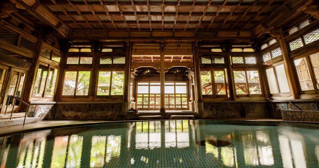 湯田中よろづやの桃山風呂とは｜登録有形文化財の木造湯屋