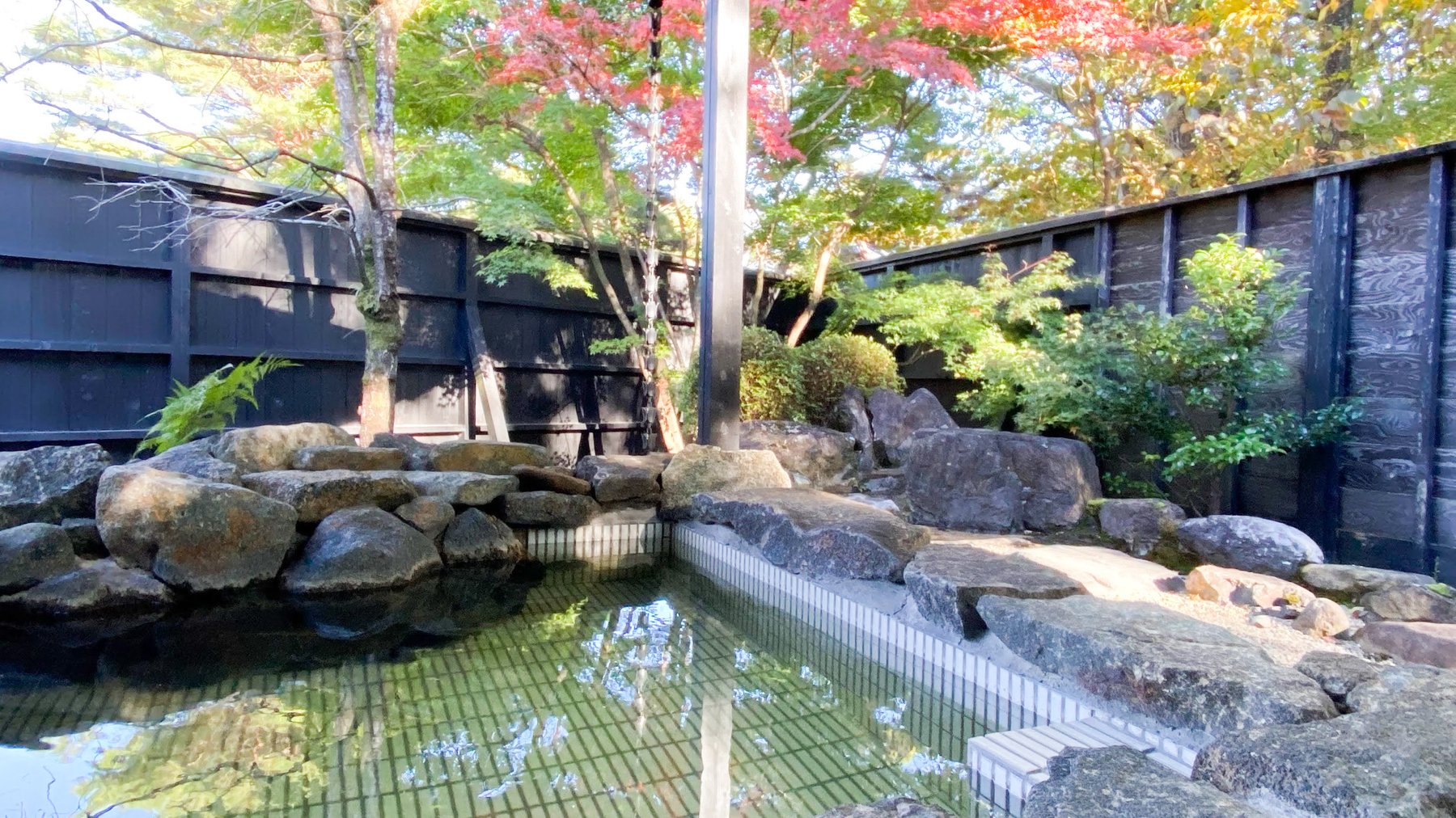 休庵いい田 — 那須塩原市関谷 · 板塀に囲まれた客室付きの岩露天風呂と紅葉