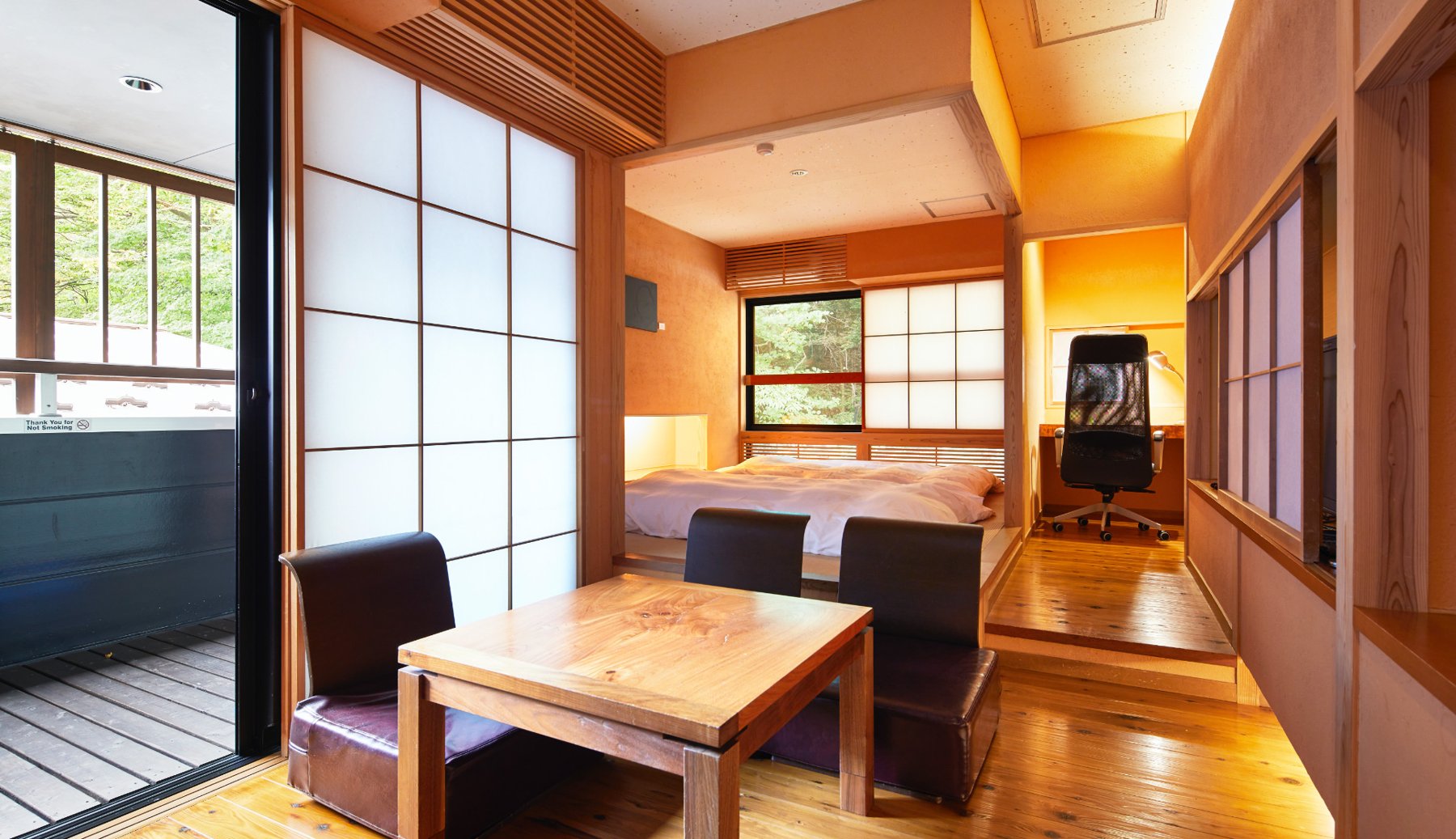 ONSEN RYOKAN 山喜 — 那須塩原市板室 · 木と珪藻土壁で仕上げた客室、障子越しの板室の光