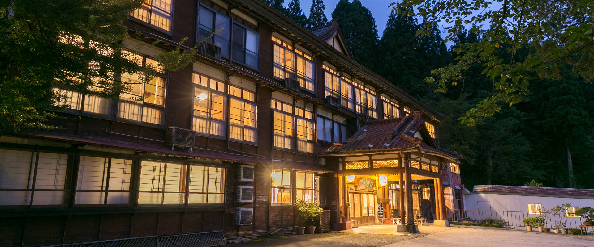 松之山温泉 凌雲閣 — 新潟県十日町市松之山天水越 · 1938年築、木造三階建の本館が国の登録有形文化財となっている温泉旅館