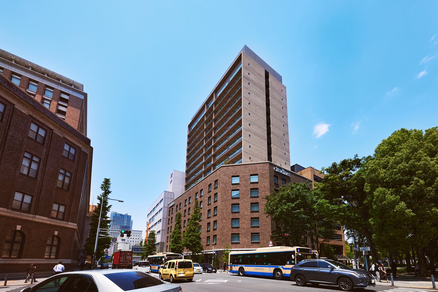 シタディーンハーバーフロント横浜 — 横浜・日本大通 · 官庁街の街区に建つ地上17階の滞在型ホテル外観