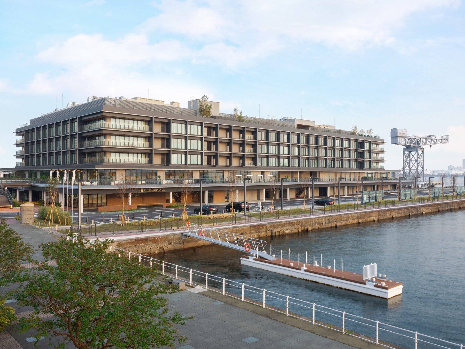 インターコンチネンタル横浜Pier 8 — 横浜・新港埠頭 · 三方を海に囲まれた客船ターミナル併設の低層ホテルと1914年のハンマーヘッドクレーン